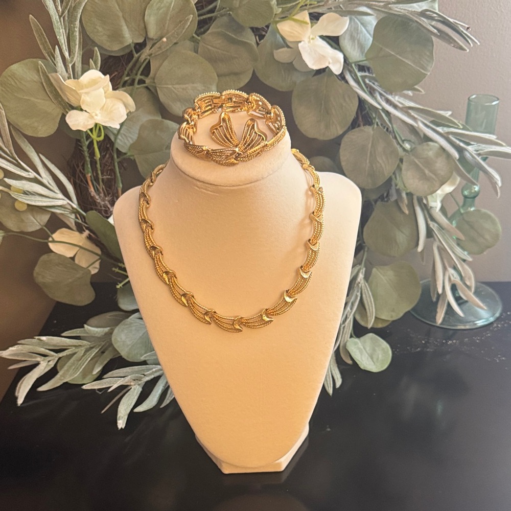 ✨ Vintage Monet Gold Tone Jewelry Set – Necklace, Bracelet & Earrings ✨